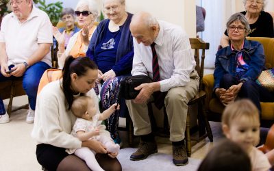 Rendhagyó program az idősek napján a Nyugdíjasházban